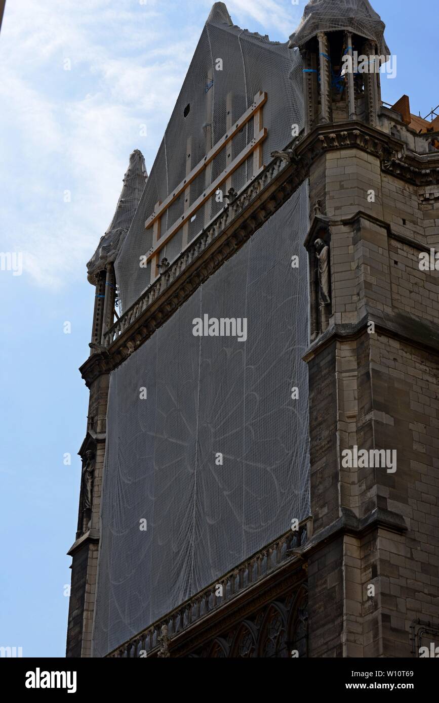 Die Rosette ist Estrich und geschützt wie Restaurierung der Kathedrale Notre Dame, Paris, 24. Juni 2019 fortgesetzt. Stockfoto