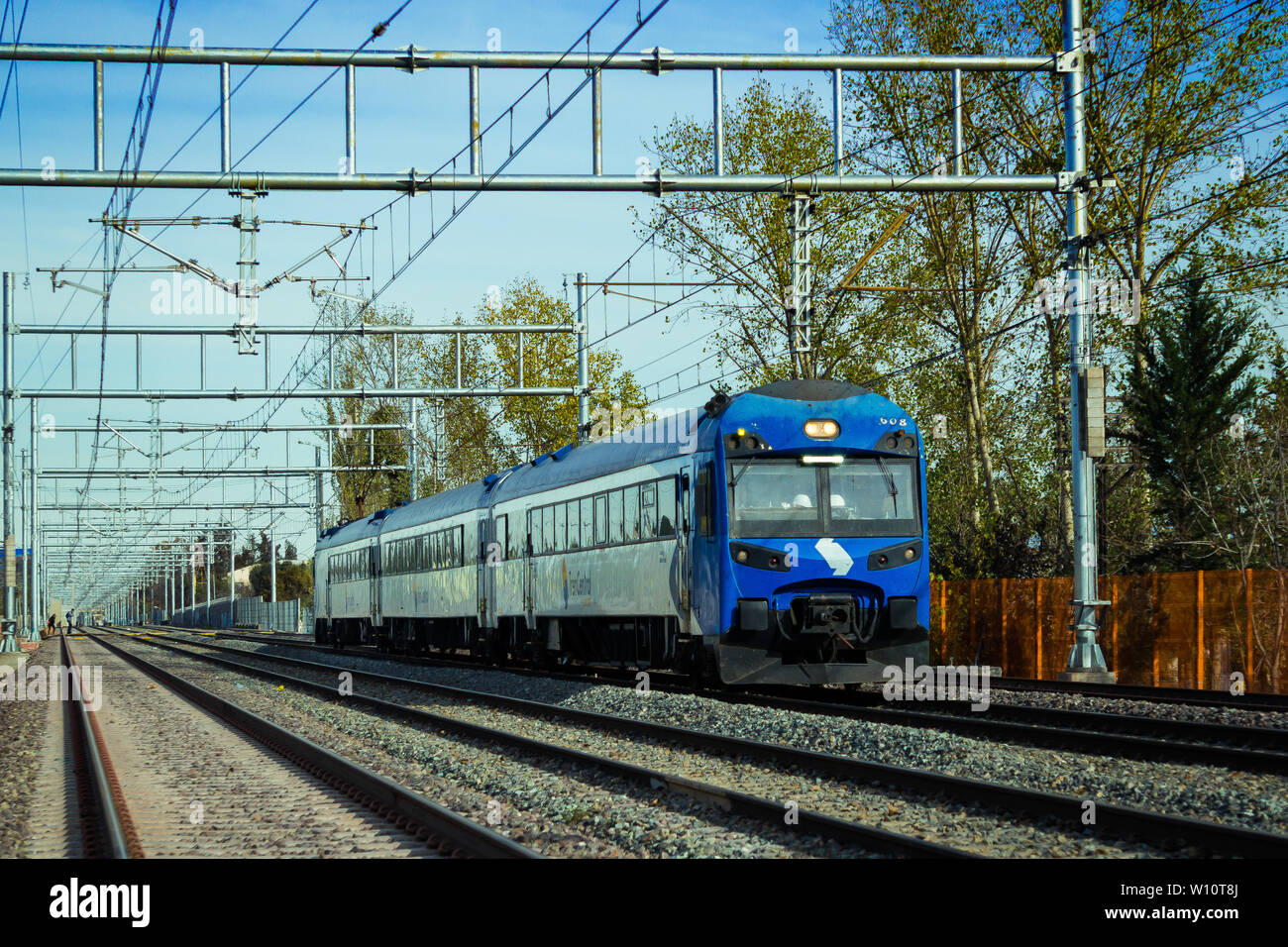SANTIAGO, CHILE - Mai 2016: ein Terrasur lange Distanz UTS-444 Zug zum Bahnhof Alameda Stockfoto