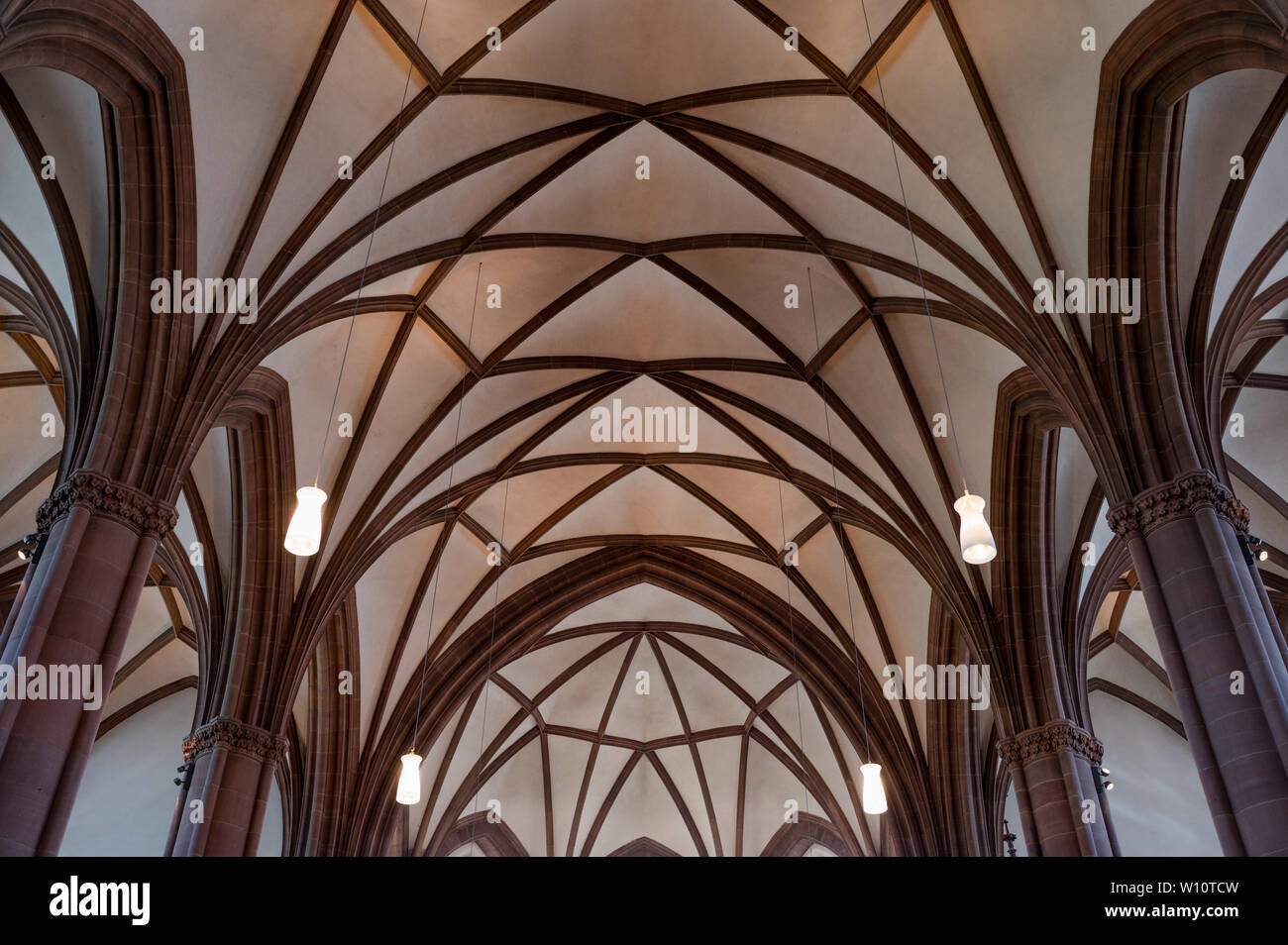 Innenraum der Dreikönigskirche (Kirche der Heiligen Drei Könige) in Frankfurt, Deutschland Suche nach oben zur Decke Stockfoto