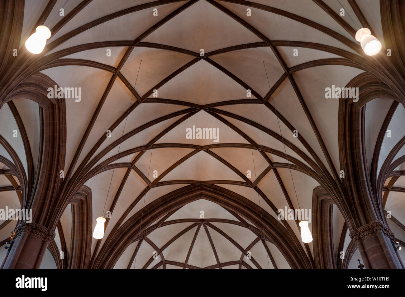 Innenraum der Dreikönigskirche (Kirche der Heiligen Drei Könige) in Frankfurt, Deutschland Suche nach oben zur Decke Stockfoto