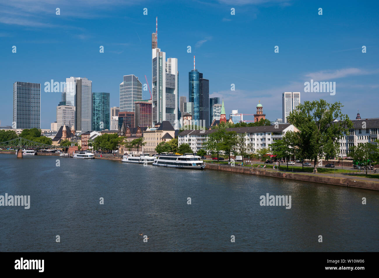 Waterfront Sommer Blick auf Frankfurt am Main in Deutschland auf dem Main Stockfoto
