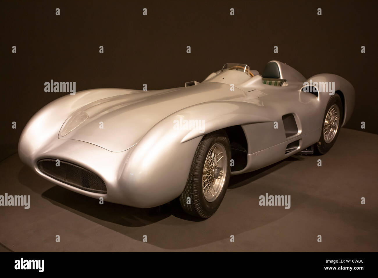 1950 Futuristische Mercedes Silberpfeil Grand-Prix-Rennwagen gefahren von Legende Stirling Moss. die Höchstgeschwindigkeit von 300 km/h von 2,5 Liter 8 Zylinder Motor. Stockfoto