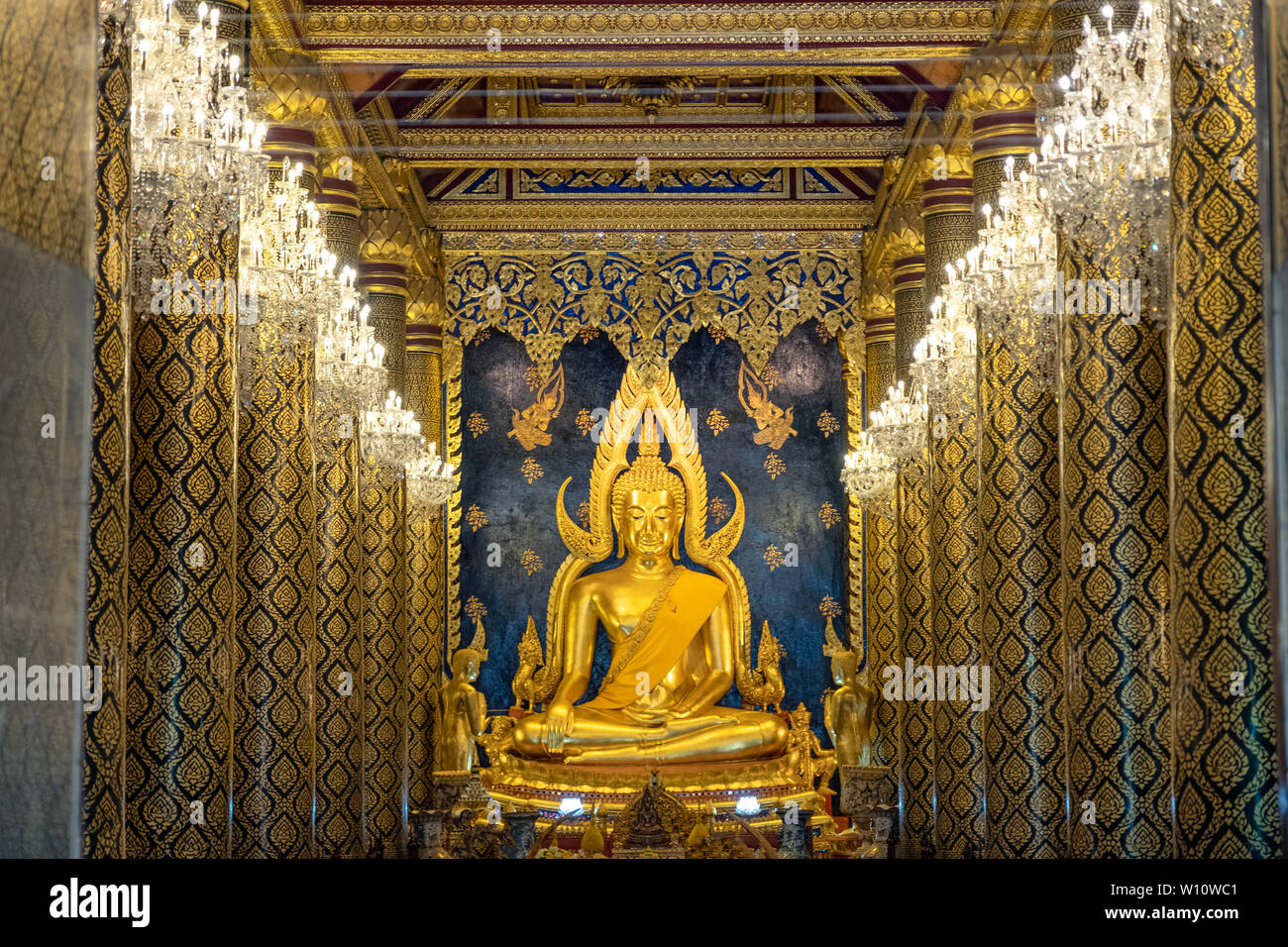 Phutsanulok, Thailand - 08.August 2018: Phra Phuttha Chinnarat Golden Buddha Statue in der Kirche mit Aufleuchten der Lampe Stockfoto