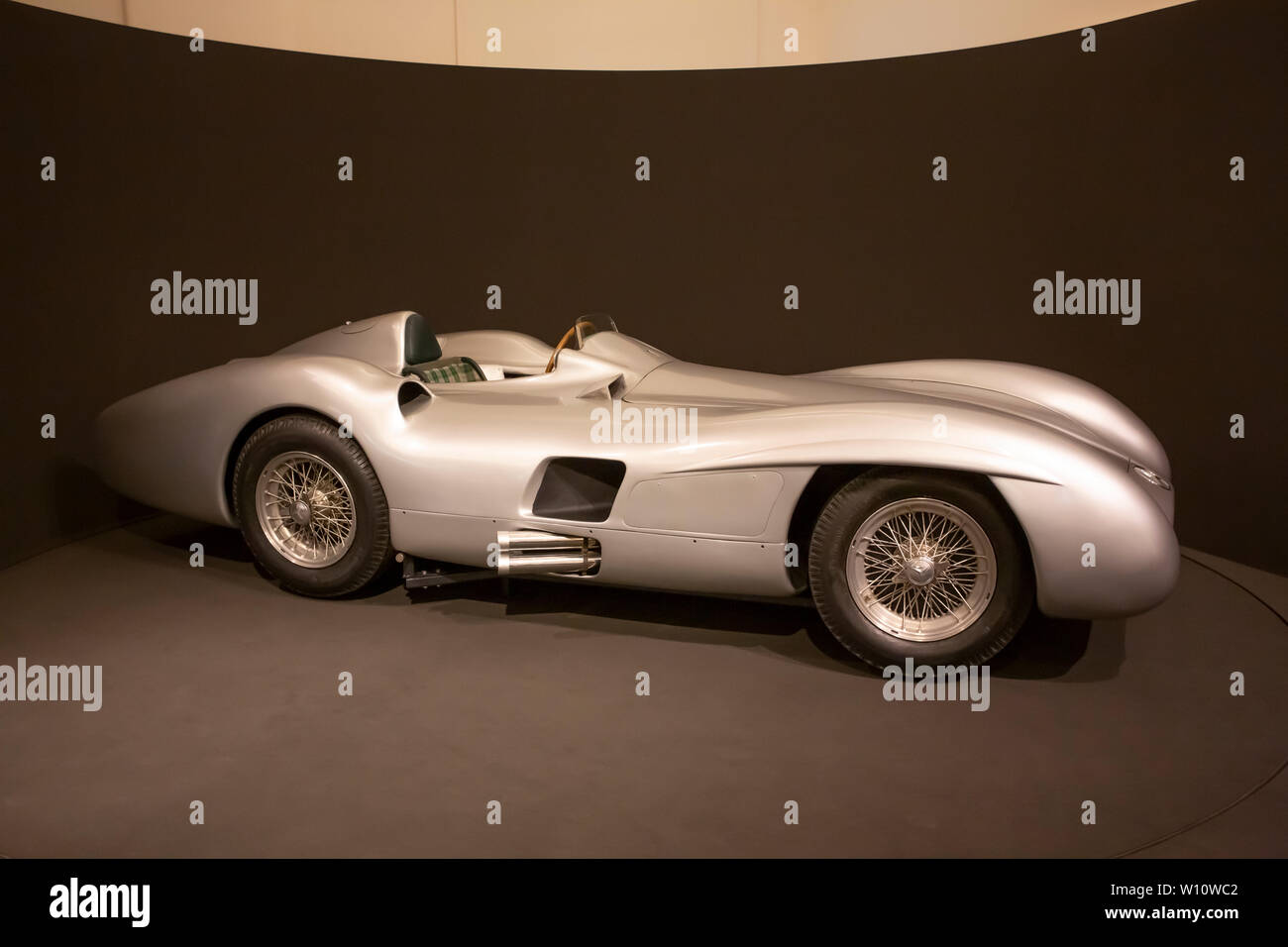 1950 Futuristische Mercedes Silberpfeil Grand-Prix-Rennwagen gefahren von Legende Stirling Moss. die Höchstgeschwindigkeit von 300 km/h von 2,5 Liter 8 Zylinder Motor. Stockfoto