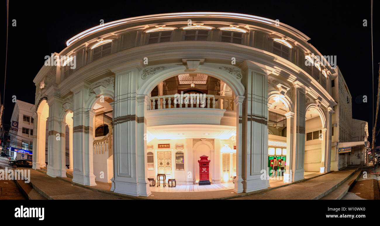 Phuket, Thailand - 12.Dezember 2018: Panorama vintage Gebäude der Kasikorn Bank oder K-Bank für Kaution und Cash mit Beleuchtung bei Nacht Stockfoto