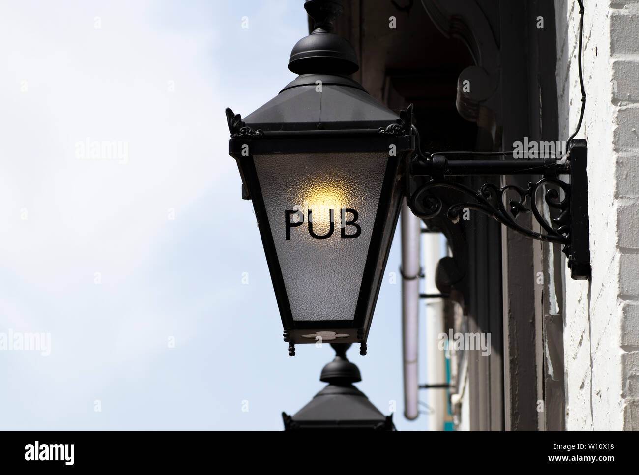 Pub schild Retro Stil Lampe außerhalb der öffentlichen Haus auf Gebäude Stockfoto