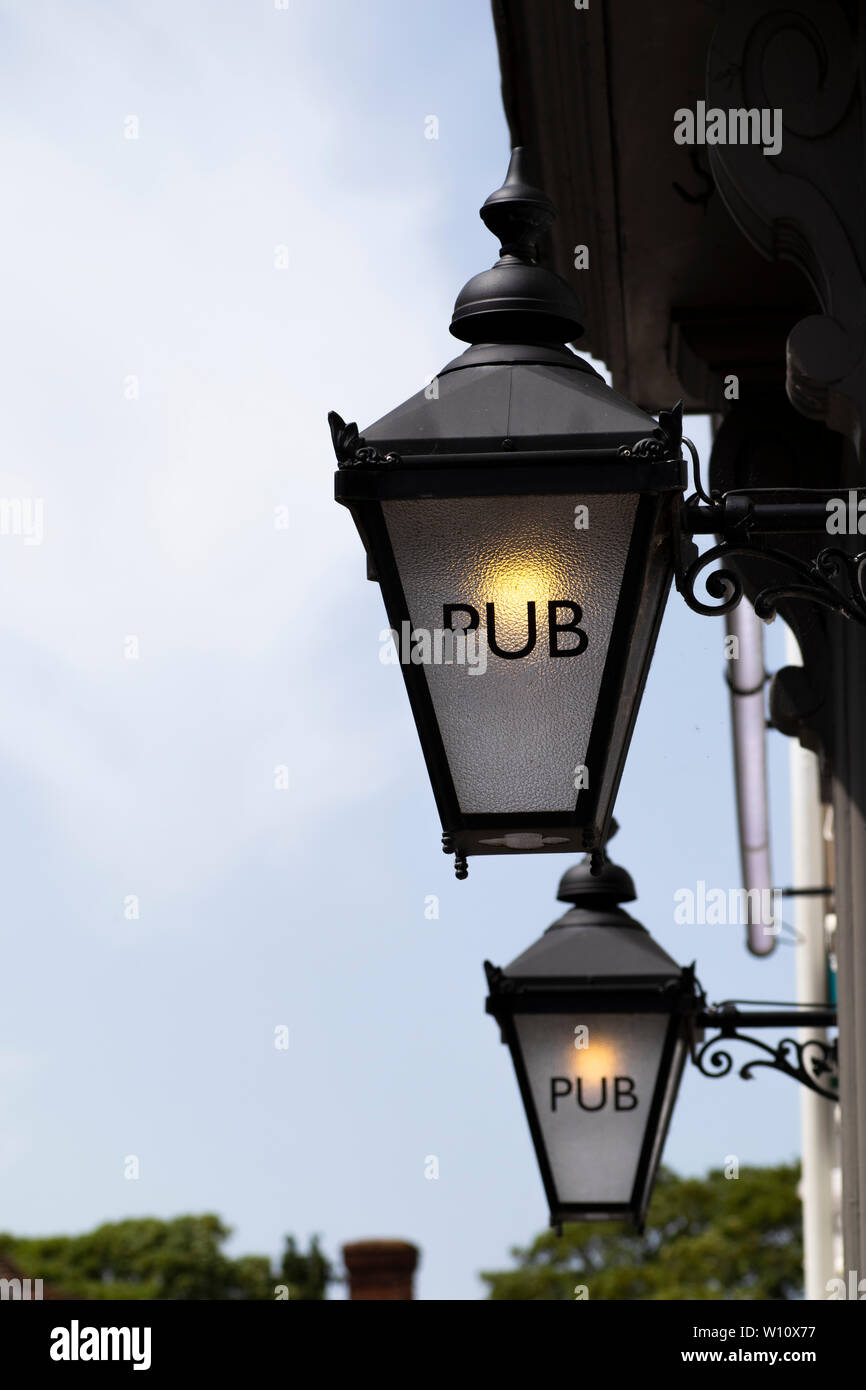 Pub schild Retro Stil Lampe außerhalb der öffentlichen Haus auf Gebäude  Stockfotografie - Alamy