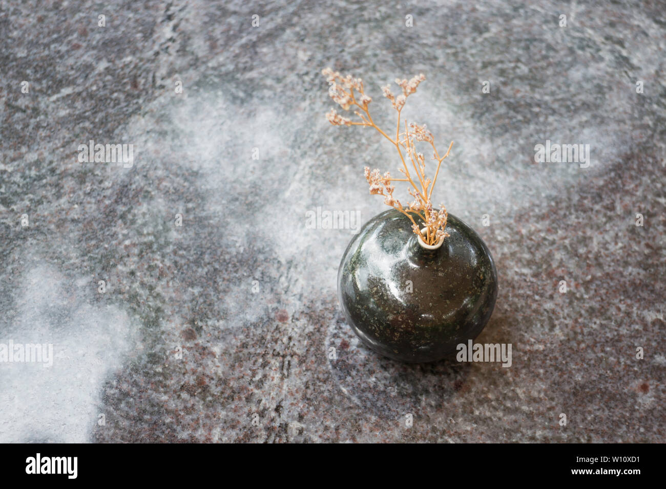 Mini Vase auf Marmortisch, Foto Stockfoto