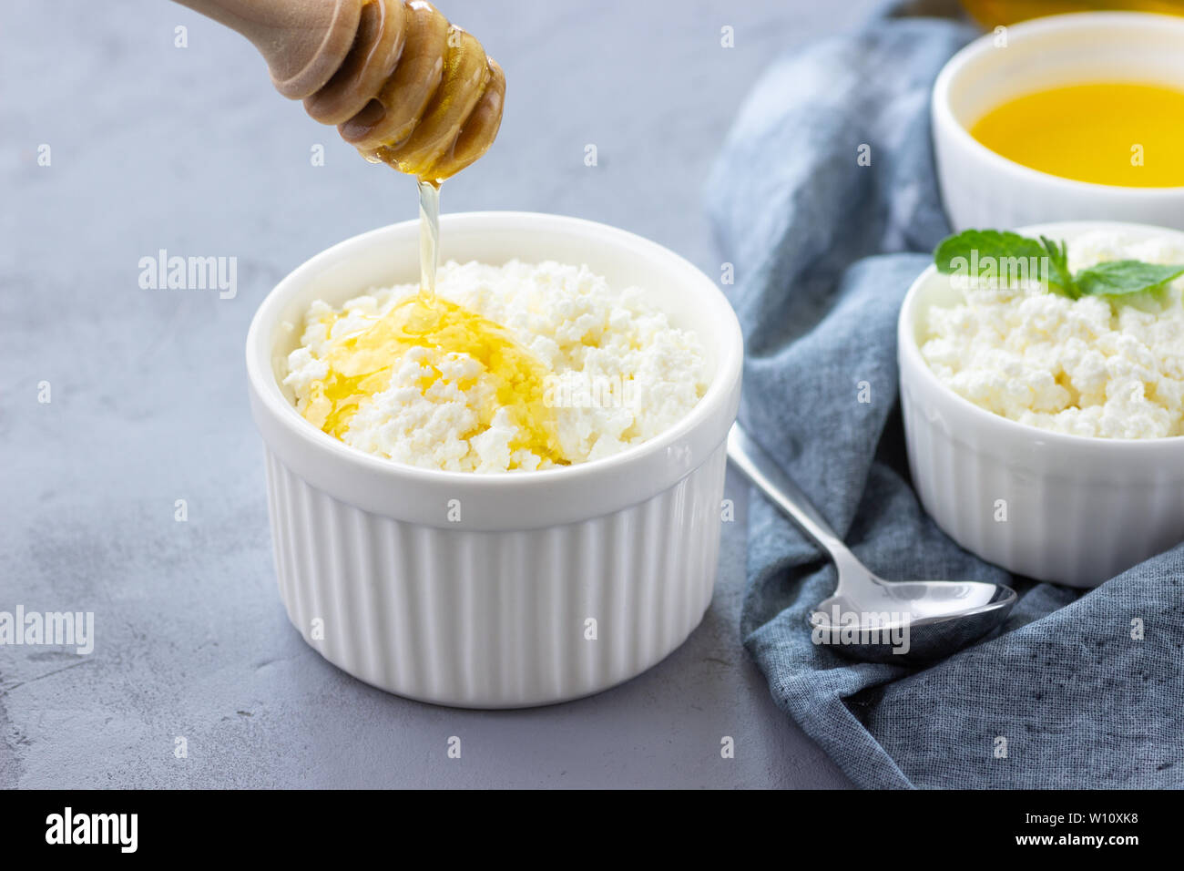 Gesundes Konzept Essen - Frühstück mit Quark oder Ricotta mit Honig. Stockfoto