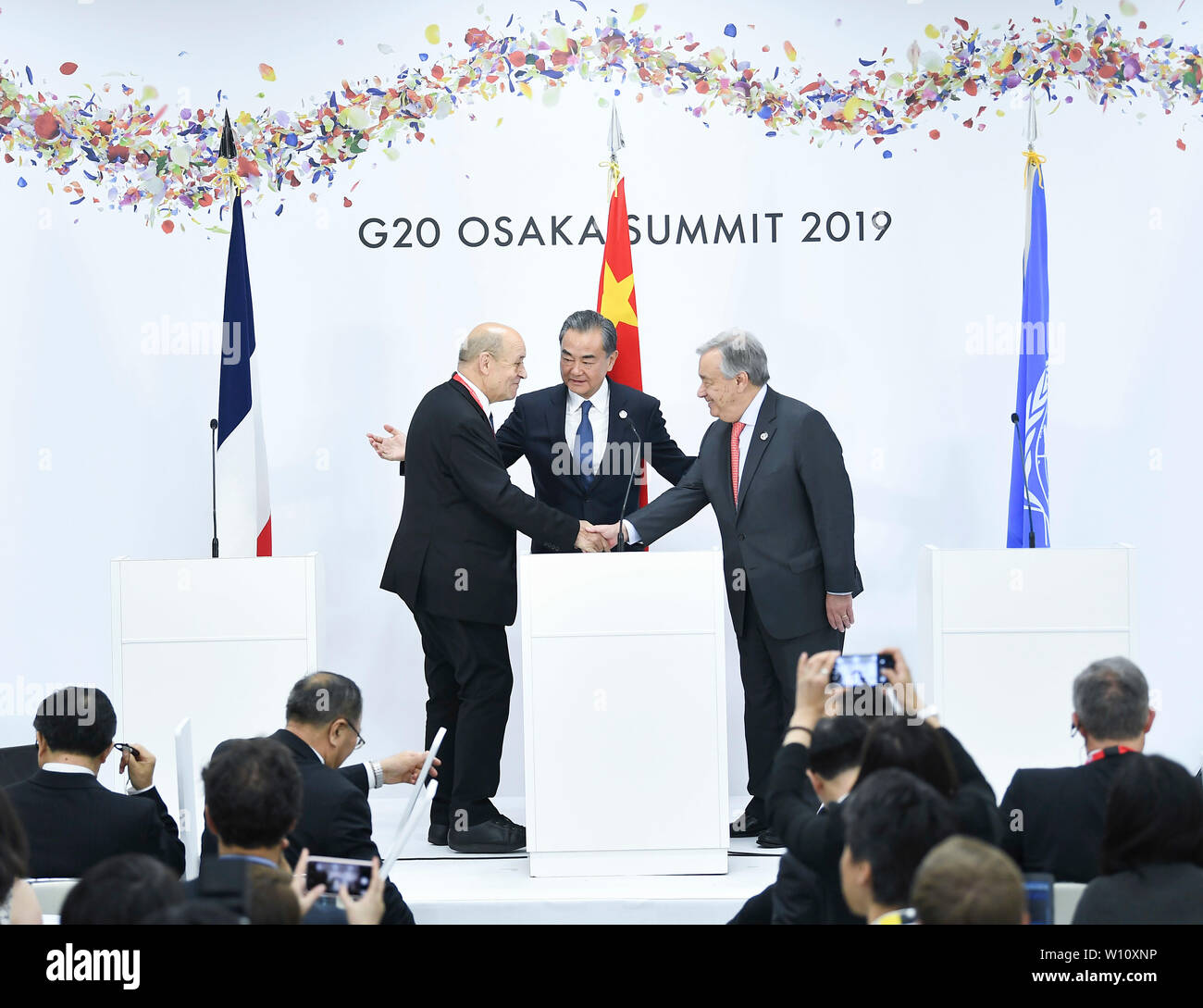 Osaka, Japan. 29 Juni, 2019. Chinesischen Staatsrat und Außenminister Wang Yi, der französische Außenminister Jean-Yves Le Drian und Generalsekretär der Vereinten Nationen, Antonio Guterres erfüllen die Presse nach einem trilateralen Treffen am Rande der einen Gipfel der Gruppe der 20 größten Volkswirtschaften, in Osaka, Japan, 29. Juni 2019 statt. Wang Yi an alle Parteien aufgerufen, ihren Verpflichtungen nachzukommen, und konkrete Maßnahmen zur Bekämpfung des Klimawandels in der Sitzung am Samstag statt. Credit: Yan Yan/Xinhua/Alamy leben Nachrichten Stockfoto