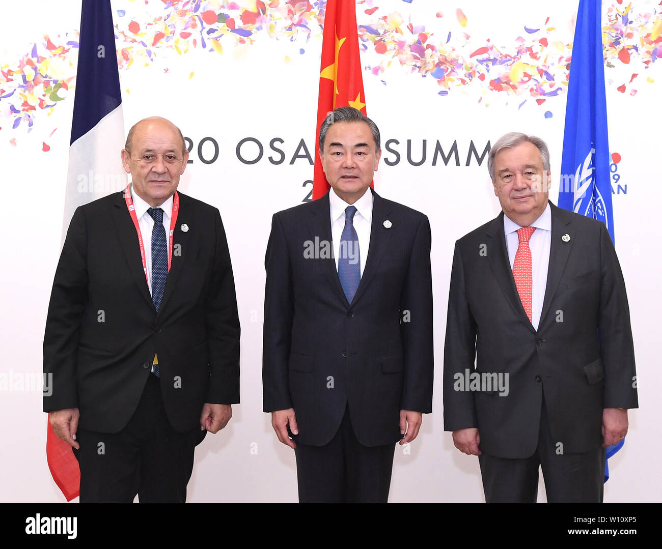 Osaka, Japan. 29 Juni, 2019. Chinesischen Staatsrat und Außenminister Wang Yi (C), der französische Außenminister Jean-Yves Le Drian (L) und der Generalsekretär der Vereinten Nationen, Antonio Guterres posieren für ein Gruppenfoto, bevor eine trilaterale Sitzung am Rande der einen Gipfel der Gruppe der 20 größten Volkswirtschaften, in Osaka, Japan, 29. Juni 2019 statt. Wang Yi an alle Parteien aufgerufen, ihren Verpflichtungen nachzukommen, und konkrete Maßnahmen zur Bekämpfung des Klimawandels in der Sitzung am Samstag statt. Credit: Yan Yan/Xinhua/Alamy leben Nachrichten Stockfoto