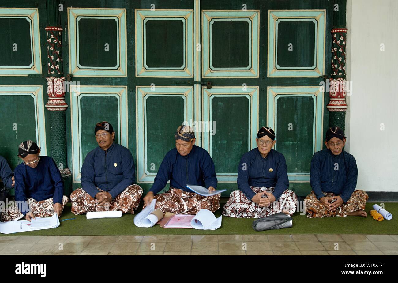 Eine Gruppe von männlichen Abdi Dalem in Yogyakarta Palace. Abdi Dalem sind Leute, die ihre Dienstleistungen zu ihrem König widmen. Stockfoto