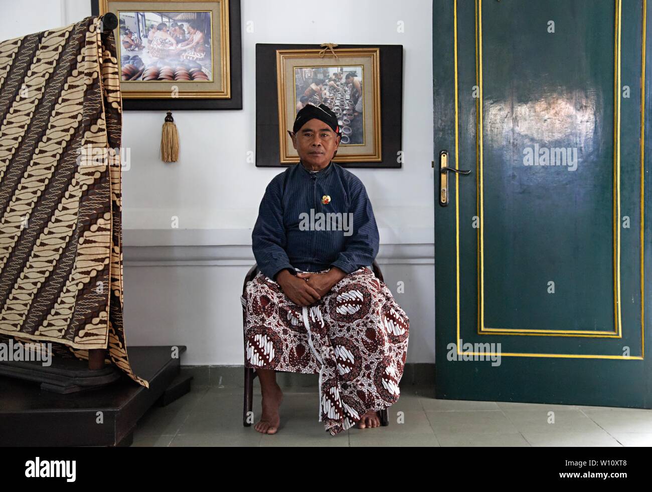Ein männlicher Abdi Dalem in Yogyakarta Palace. Abdi Dalem sind Leute, die ihre Dienstleistungen zu ihrem König widmen. Stockfoto