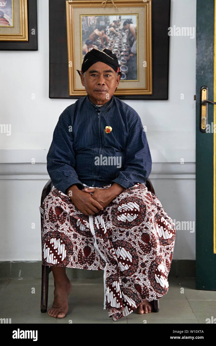 Ein männlicher Abdi Dalem in Yogyakarta Palace. Abdi Dalem sind Leute, die ihre Dienstleistungen zu ihrem König widmen. Stockfoto