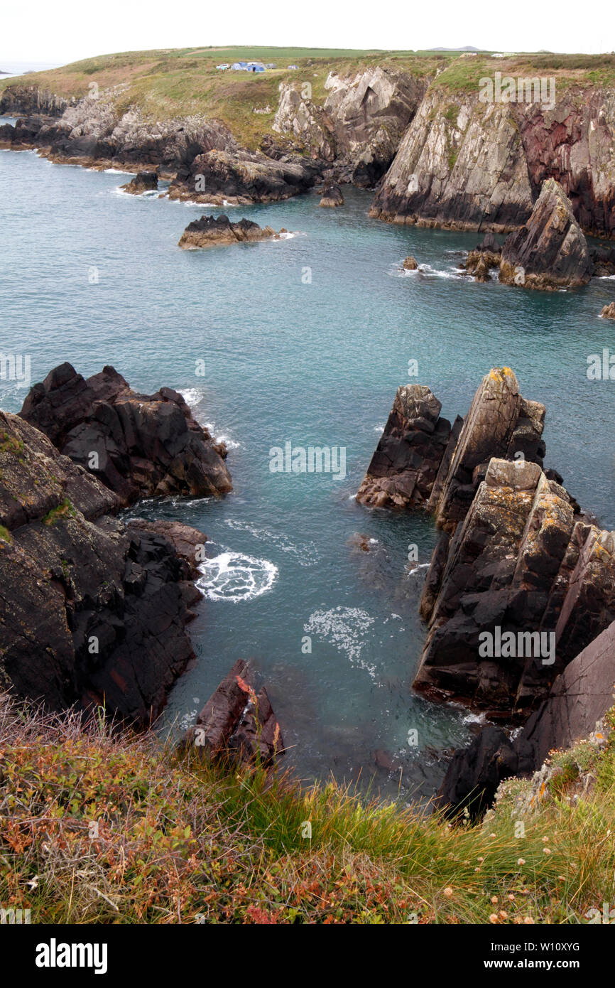 Rocky Einlass von Pembrokeshire Coastal Path, Wales, UK. Stockfoto