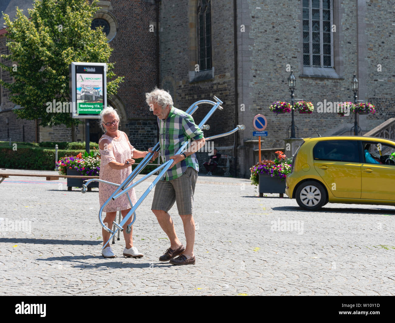 Geraardbergen, Belgien, 23. Juni 2019, Mann kämpfen mit ein paar Eisen Rohre Stockfoto