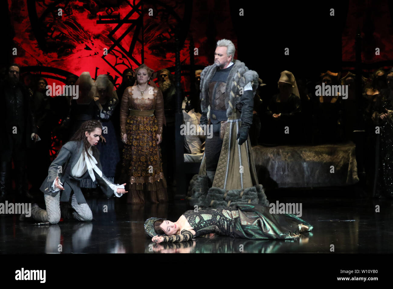 Sydney, Australien. 29. Juni 2019. Generalprobe von Donizettis Anna Bolena, das Sydney Opera House am 2. Juli Premieren. Als Teil der Oper Australien Welt - Digitale premiere Saison, Anna Bolena bietet High-Tech-Sets und markanten 14thcentury historischen Kostümen in einer Inszenierung, die in der Geschichte zum Leben erweckt auf der modernen Bühne. 14 7 Meter hohe LED-Bildschirme bieten ein unglaubliches, visuelles Landschaft für die berüchtigten historische Geschichte von Anne Boleyn und Heinrich VIII. Credit: Richard Milnes/Alamy leben Nachrichten Stockfoto