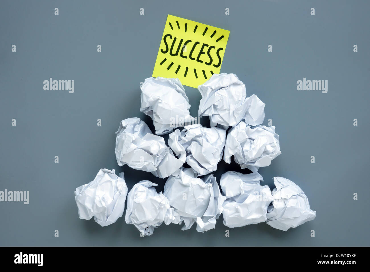 Erfolg und Misserfolg im Geschäft. Pyramide aus Papier Kugeln und Memo Stick auf der Oberseite. Stockfoto