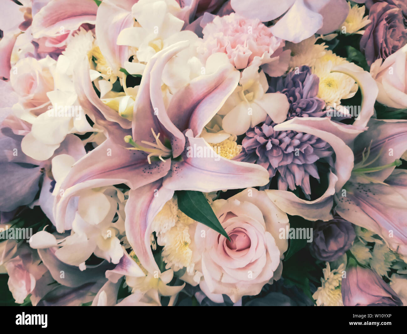 Die dekorativen Blumenstrauß aus Lilien und andere schöne Blumen, die Vintage Farbton angepasst. Stockfoto