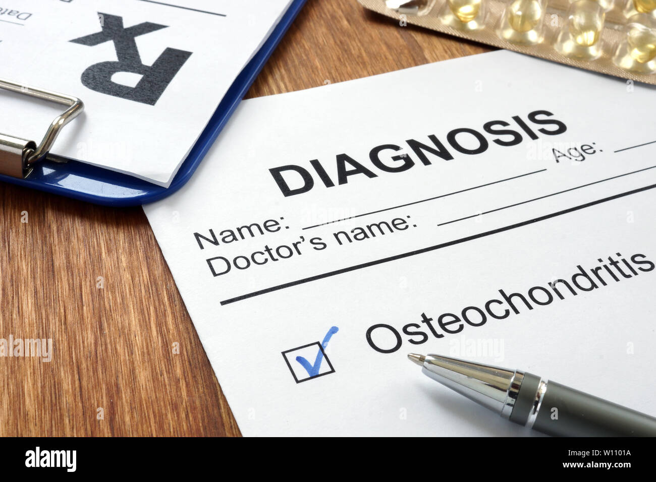 Diagnose osteochondritis und Verschreibung Form auf dem Schreibtisch. Stockfoto