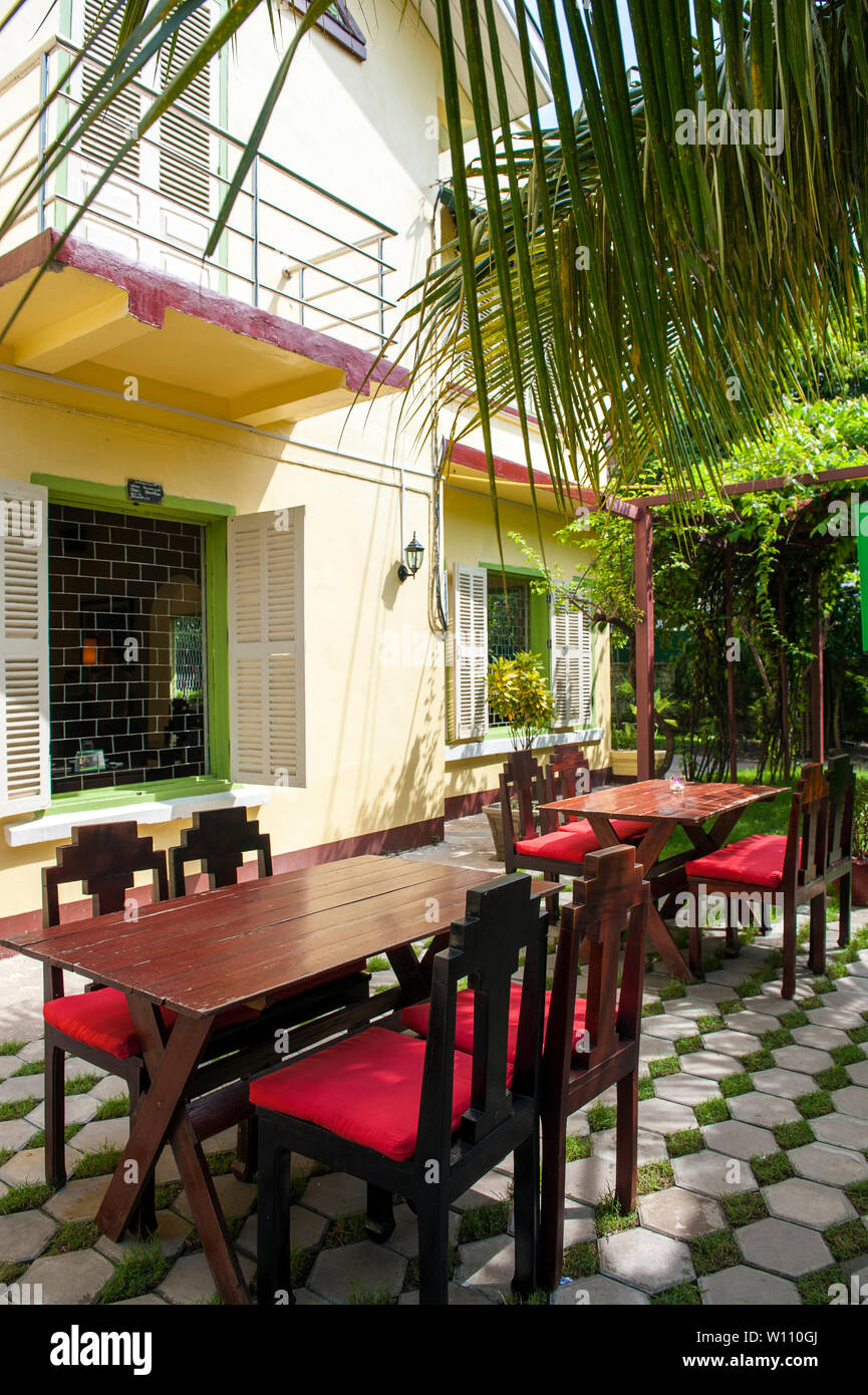 Auf der Terrasse des Restaurant Makphet, Vientiane, Laos. Das Restaurant ist ein soziales Unternehmen, die Ausbildung junger Menschen - an der Gefahr für die Hotellerie und Gastronomie. Stockfoto