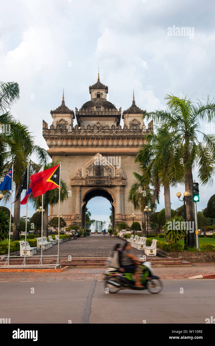 Patuxai oder Victory Monument, Vientiane, Laos. Es wurde mit Mitteln für einen Flughafen nach Vietnam Krieg gespendet gebaut, verdienen den Spitznamen "Vertikale Start- und Landebahn". Stockfoto