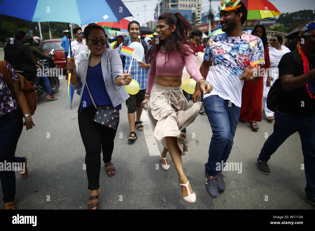 Kathmandu, Nepal. 29 Juni, 2019. Menschen aus der LGBTIQ Gemeinschaft in Nepal erste Pride Parade Monat in Kathmandu, Nepal am Samstag, 29. Juni 2019. Credit: Skanda Gautam/ZUMA Draht/Alamy leben Nachrichten Stockfoto