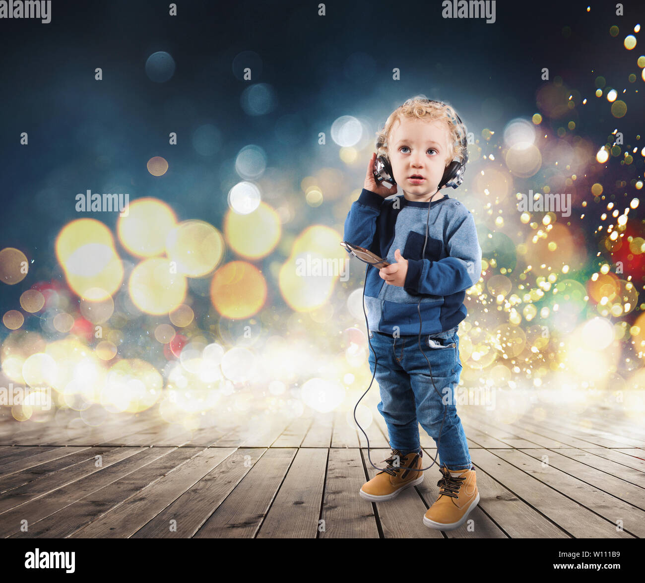 Kind Musik hören Stockfoto