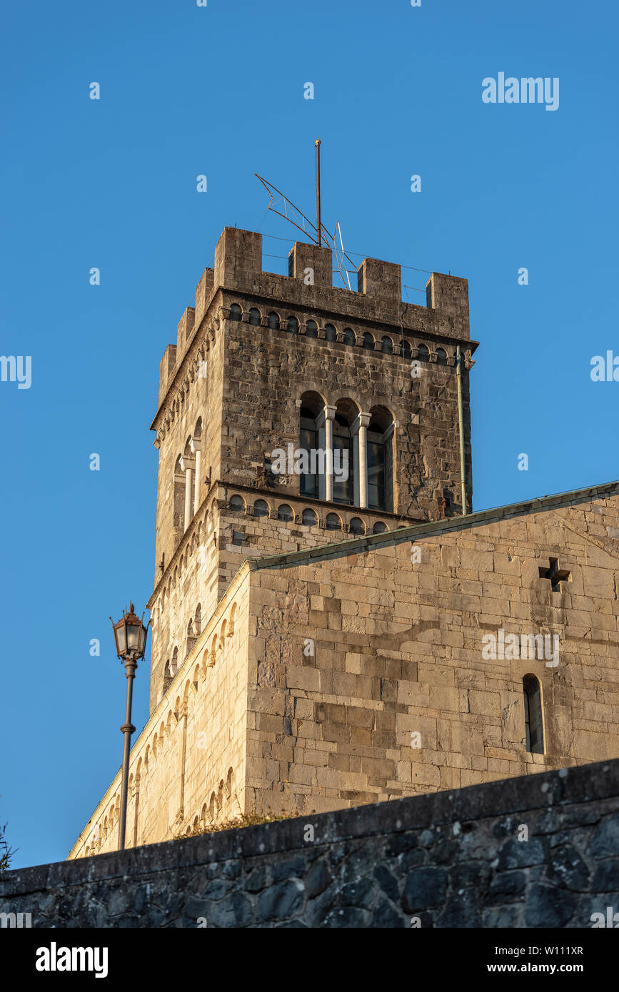 Glockenturm von Barga Kathedrale, Saint Christopher (Collegiata di San Cristoforo) im romanischen Stil, X Jahrhundert, Provinz Lucca, Toskana, Italien, Europa Stockfoto