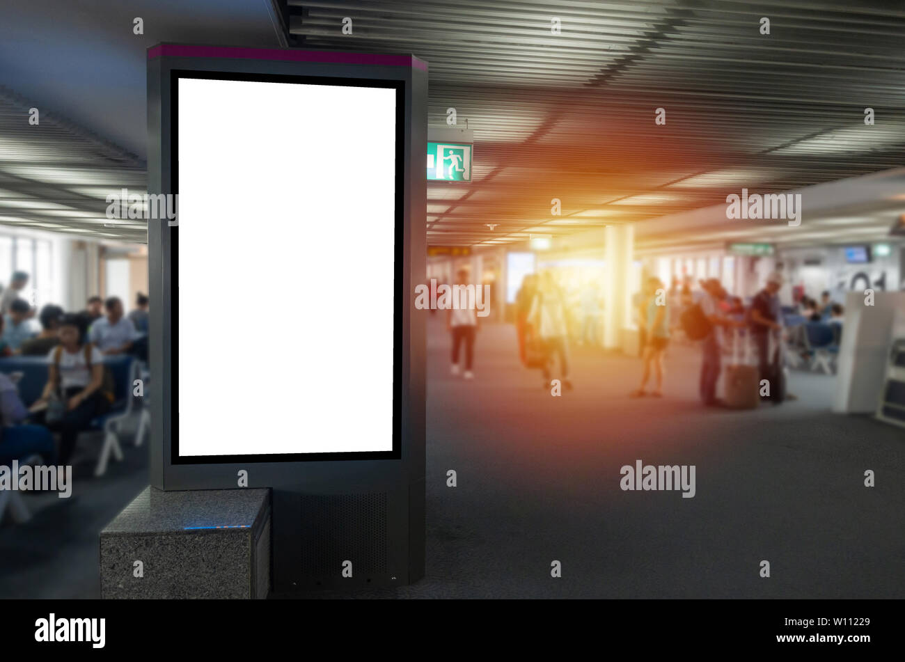 Mock aus vertikalen leer Werbung Anzeigentafel oder Leuchtkasten Showcase im Wartebereich am Flughafen, kopieren Sie Raum für Ihre Nachricht oder Medieninhalte Stockfoto
