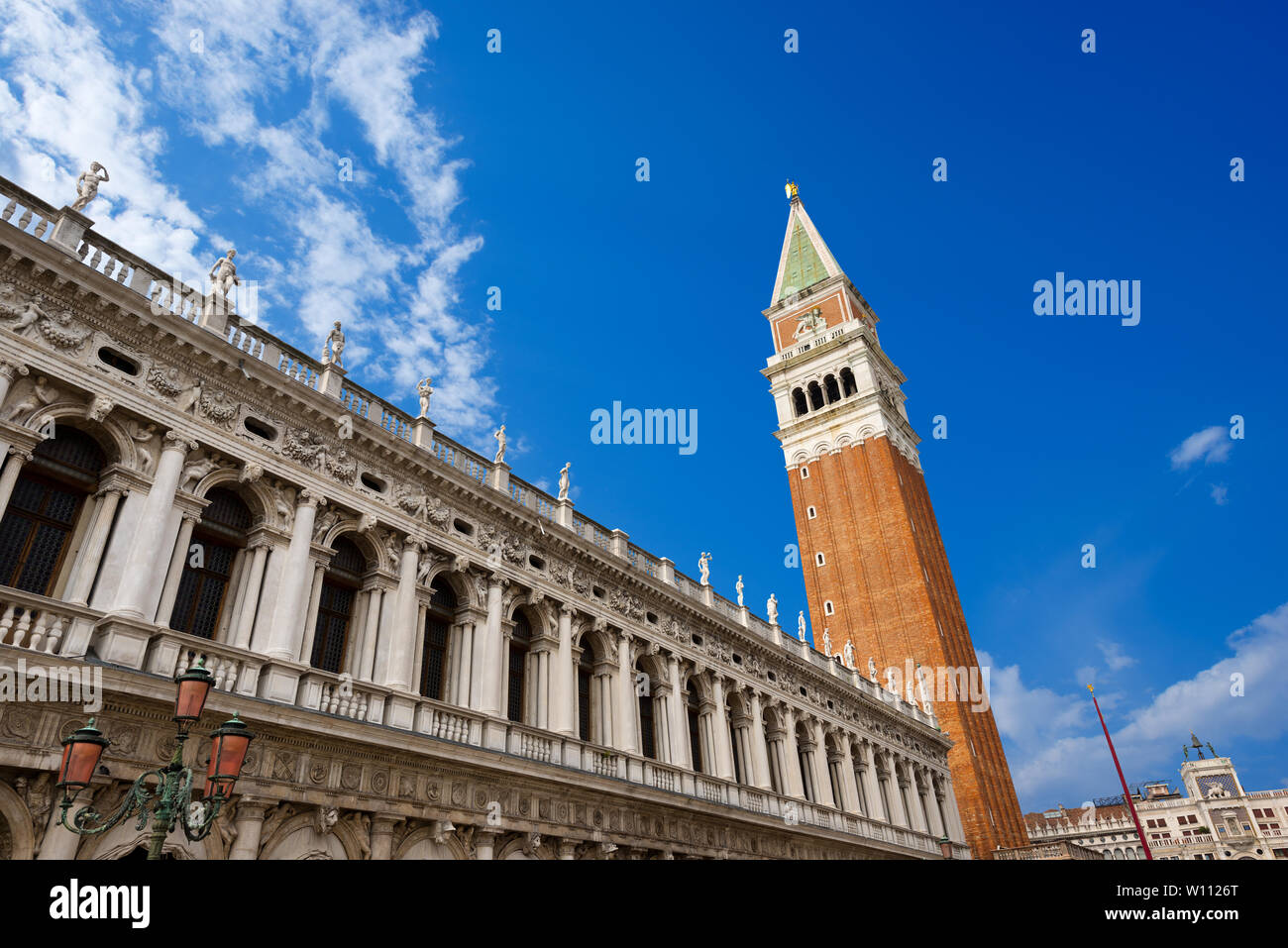 Der Palast der Nationalen Bibliothek Marciana und Glockenturm von St. Mark in Piazza San Marco (St. Mark Square) in der Stadt Venezia, Venedig, Italien Stockfoto