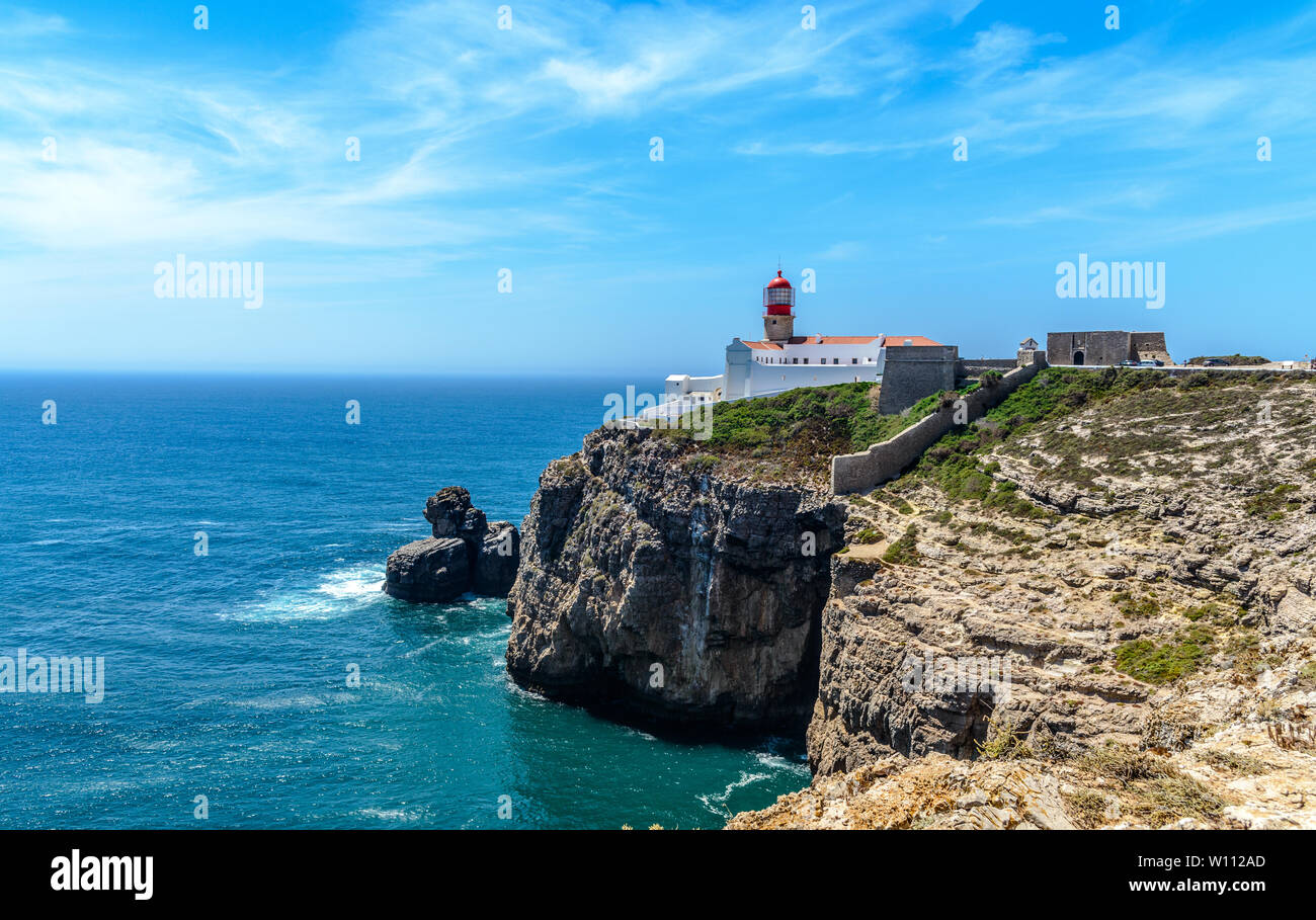 Blick auf den Leuchtturm von Cabo de Sao Vicente. Sagres, Algarve, Portugal Cabo de Sao Vicente. Sagres, Algarve, Portugal. Stockfoto