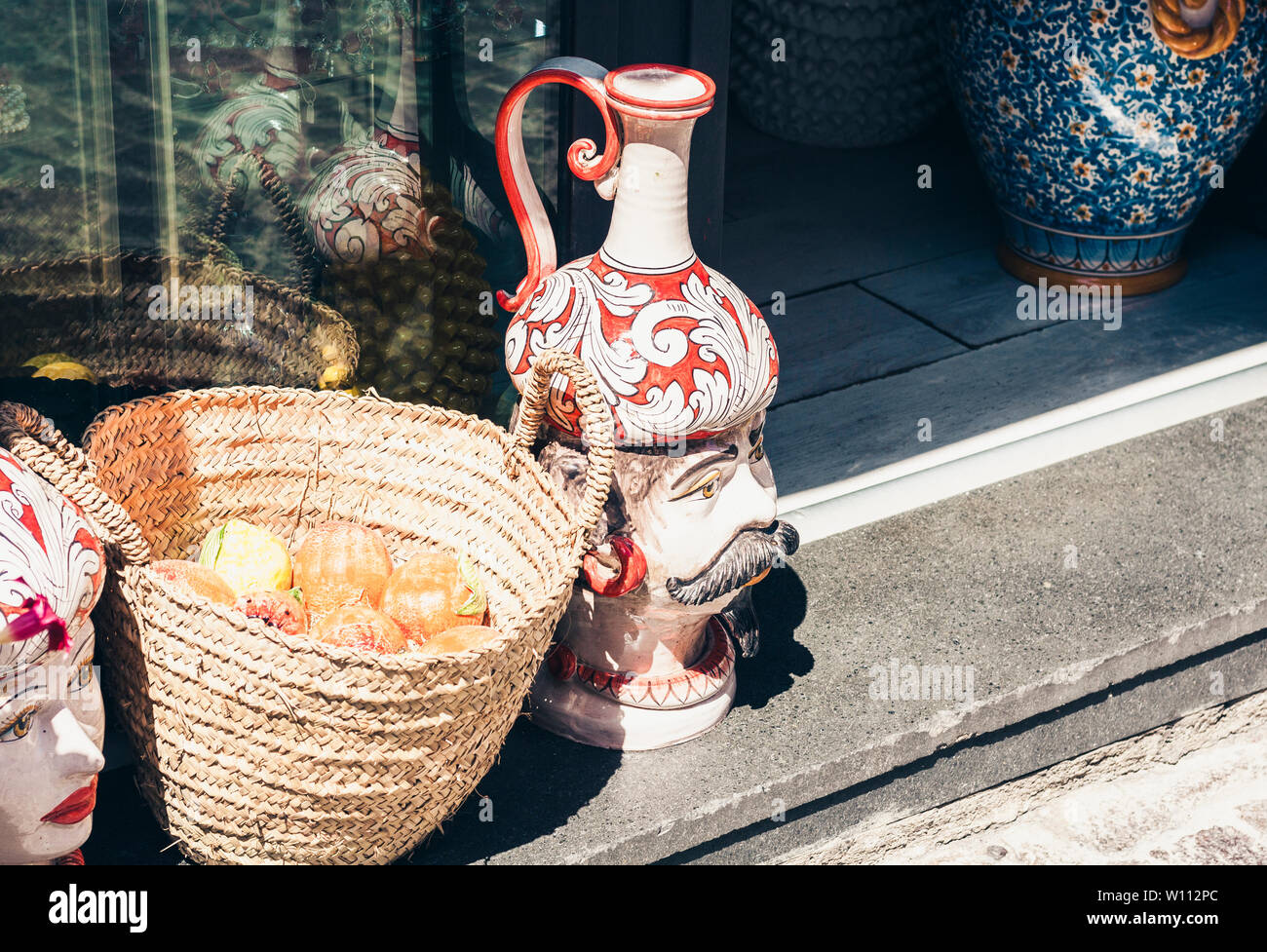 Eingang der Souvenirshop in Taormina, Sizilien, Italien mit dekorativer Keramik statuette Stockfoto