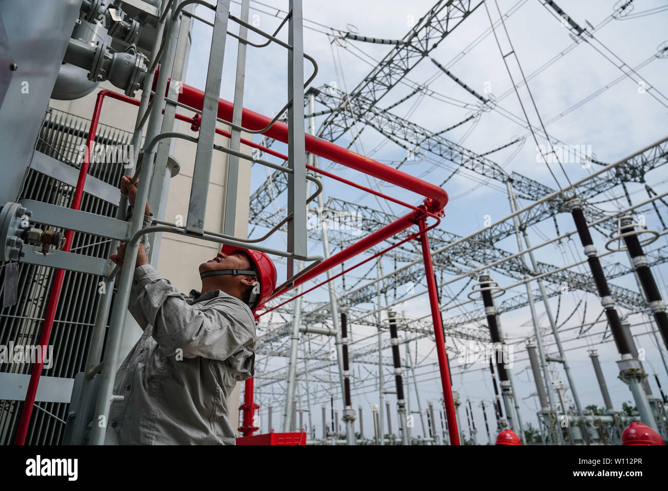 Nanchang, China's Jiangxi Province. 28 Juni, 2019. Ein Arbeitnehmer führt Prüfungen vor dem Wandler Station in Betrieb in Nanchang, der ostchinesischen Provinz Jiangxi, 28. Juni 2019. Die 500-KV-Houtian Power Transmission und Transformation Projekt wurde am Freitag in Betrieb genommen, der die Druck auf lokale Stromversorgung im Sommer entlasten. Credit: Zhou Mi/Xinhua/Alamy leben Nachrichten Stockfoto