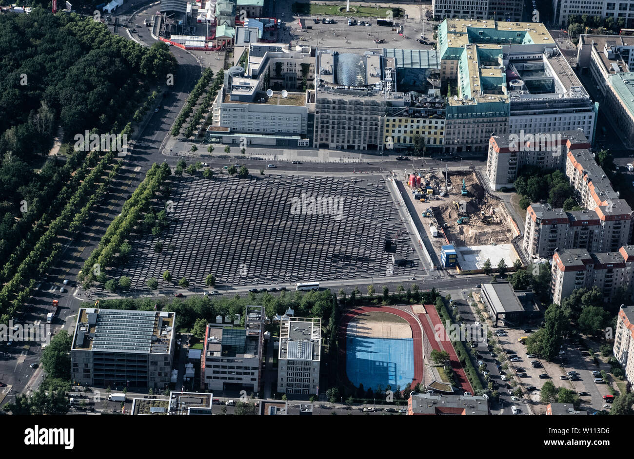 Berlin, Deutschland. 28 Juni, 2019. Die Stelen des Holocaust-Mahnmals erscheinen winzig aus der Luft. Credit: Paul Zinken/dpa/Alamy leben Nachrichten Stockfoto