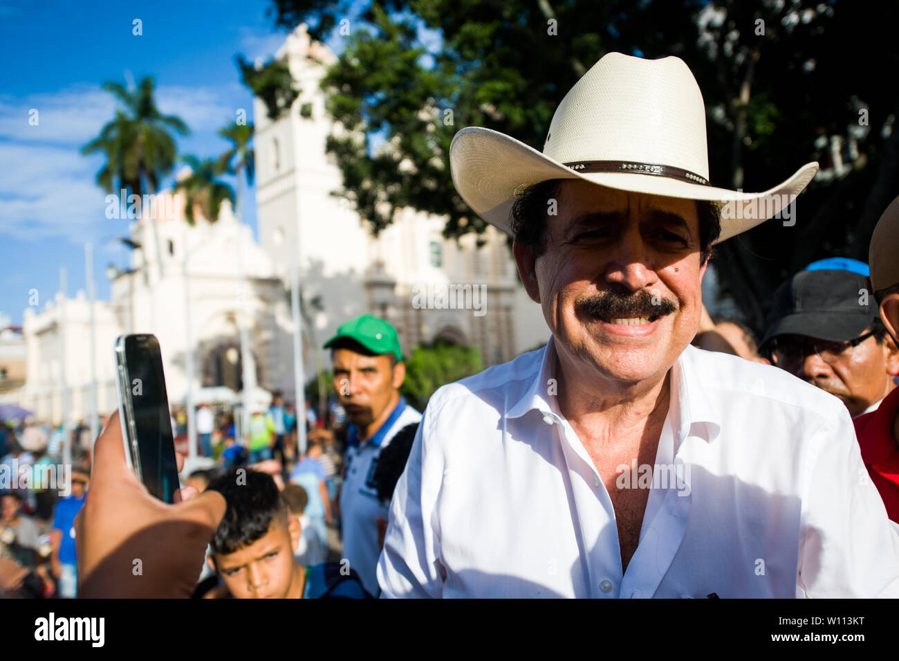 Tegucigalpa, Honduras. 29 Juni, 2019. Forme Honduras Präsident Manuel Zelaya nimmt Teil an einem Konzert zum 10 Jahr Jubiläum Putsch Credit: Camilo Freedman/ZUMA Draht/Alamy Leben Nachrichten gedenken Stockfoto