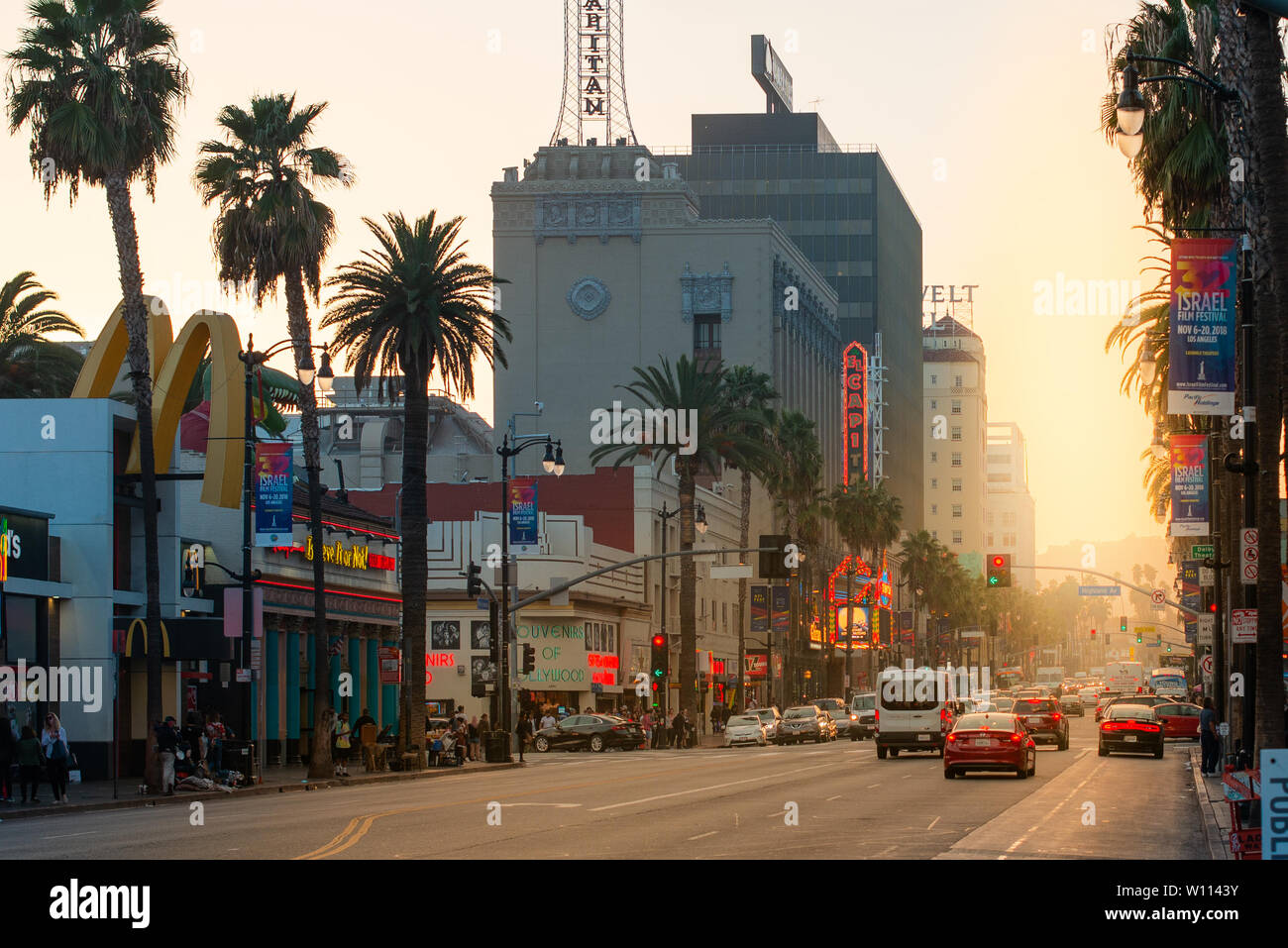 Pkw Verkehr Am Sunset Boulevard In Hollywood Los Angeles Kalifornien Usa Stockfotografie Alamy