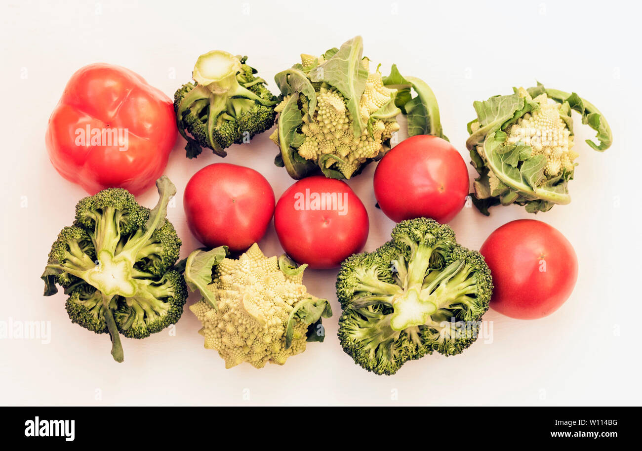 Auf Basis pflanzlicher Rohkost Gemüse der Saison Hintergrund, veganes Essen Zutaten zum Kochen, Ansicht von oben Stockfoto