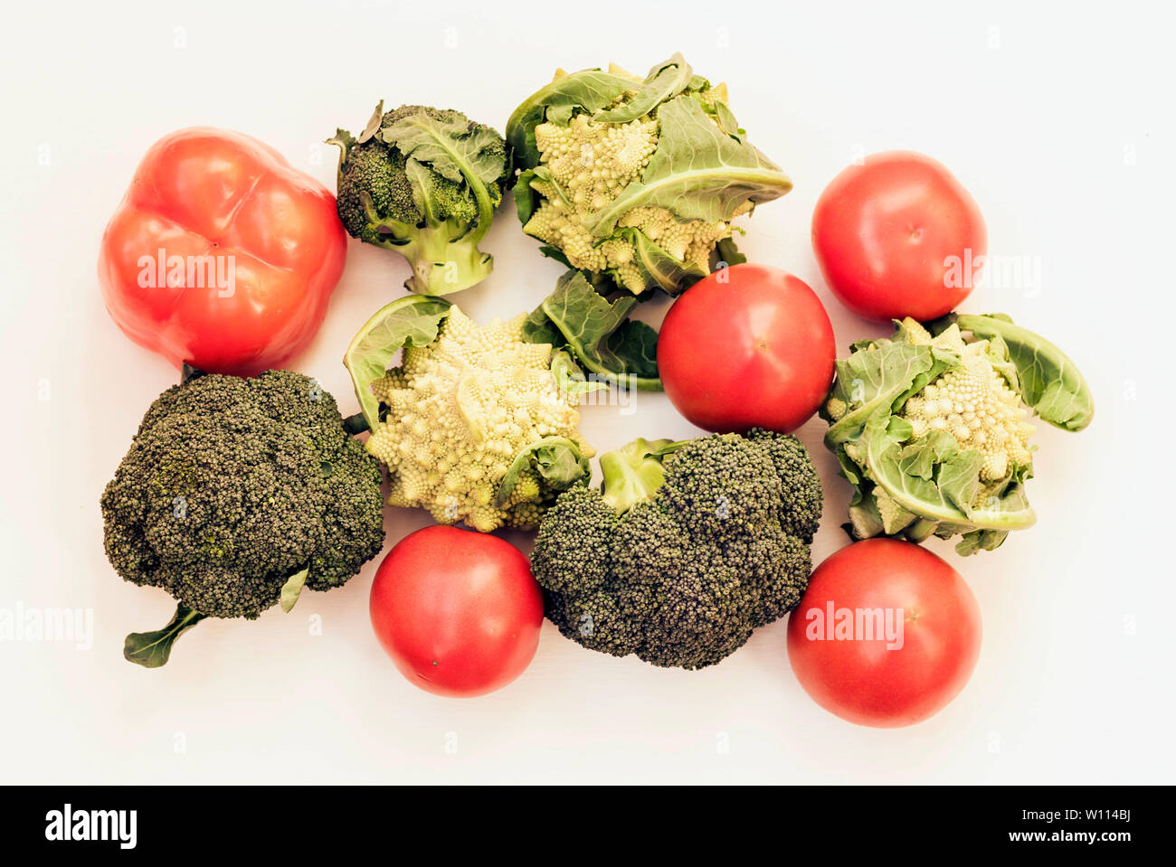 Auf Basis pflanzlicher Rohkost Gemüse der Saison Hintergrund, veganes Essen Zutaten zum Kochen, Ansicht von oben Stockfoto
