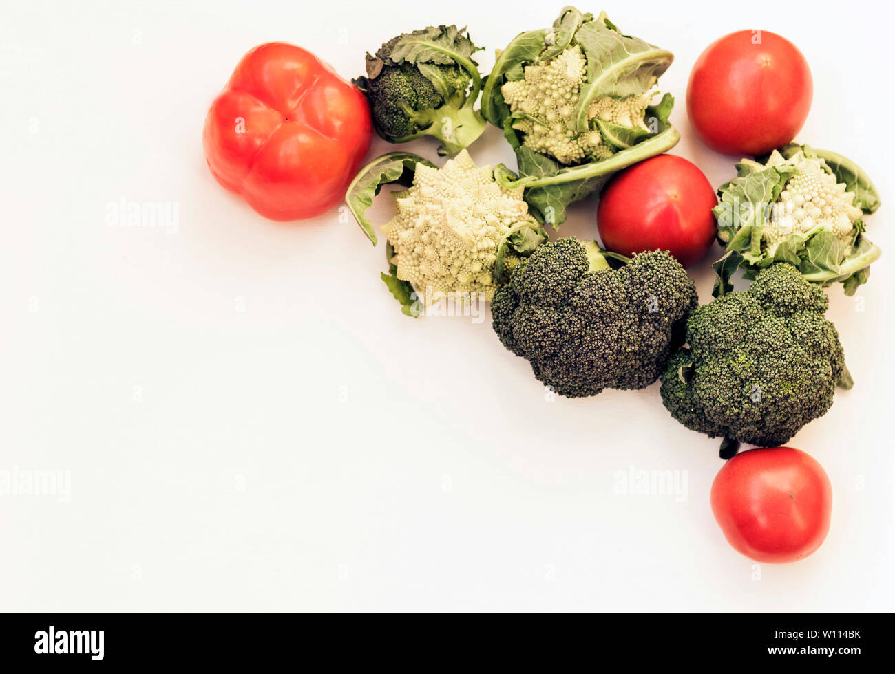 Auf Basis pflanzlicher Rohkost Gemüse der Saison Hintergrund, veganes Essen Zutaten zum Kochen, Ansicht von oben Stockfoto