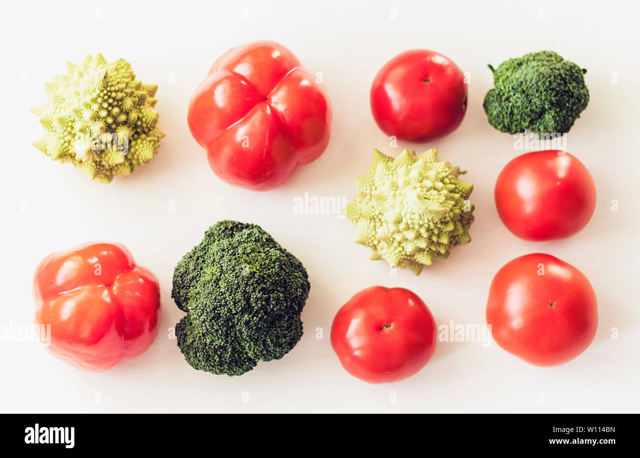 Auf Basis pflanzlicher Rohkost Gemüse der Saison Hintergrund, veganes Essen Zutaten zum Kochen, Ansicht von oben Stockfoto