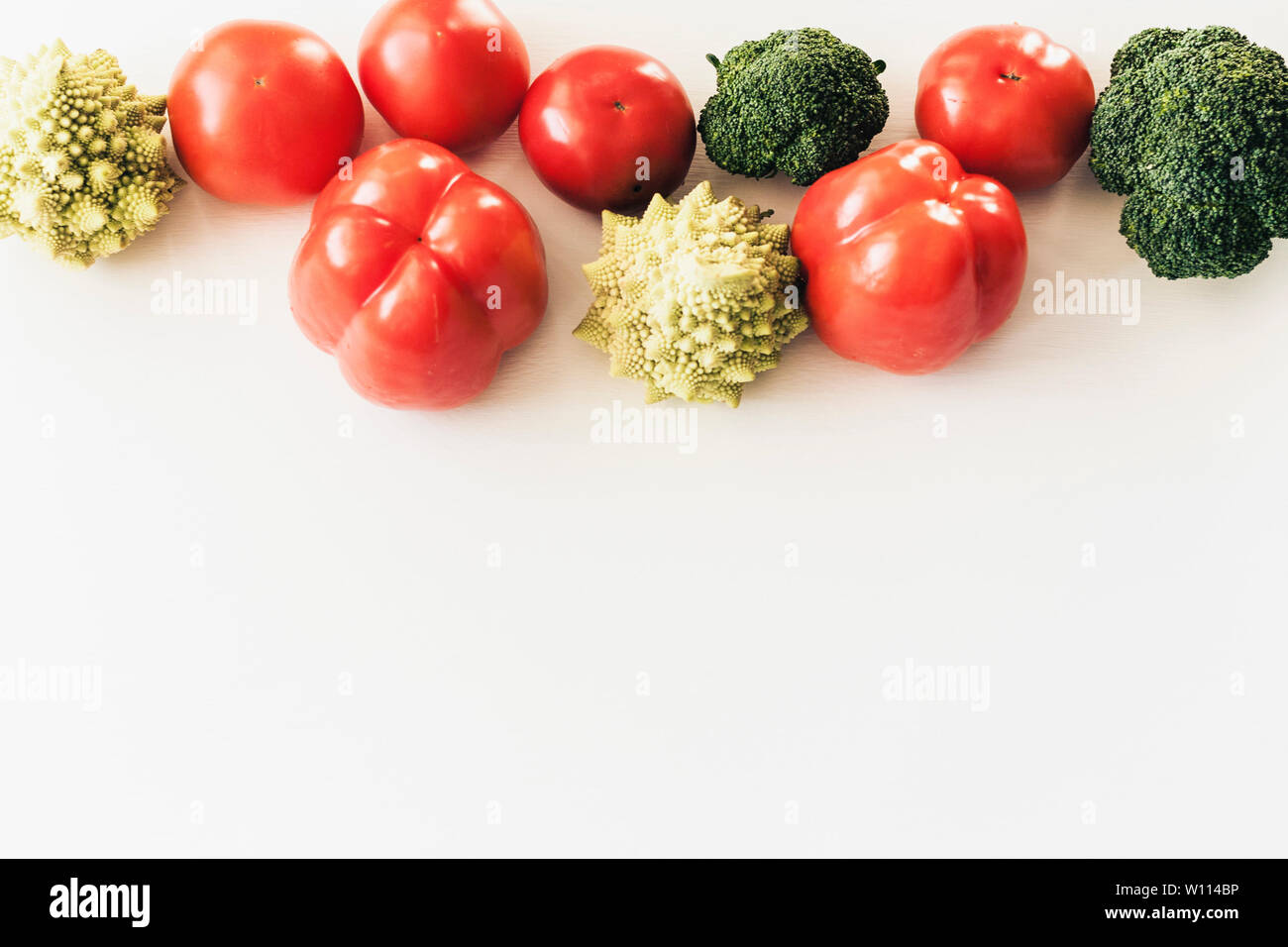 Auf Basis pflanzlicher Rohkost Gemüse der Saison Hintergrund, veganes Essen Zutaten zum Kochen, Ansicht von oben Stockfoto