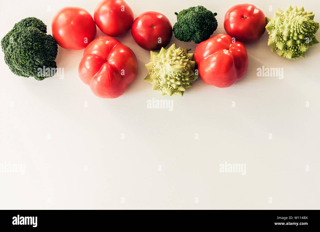 Auf Basis pflanzlicher Rohkost Gemüse der Saison Hintergrund, veganes Essen Zutaten zum Kochen, Ansicht von oben Stockfoto