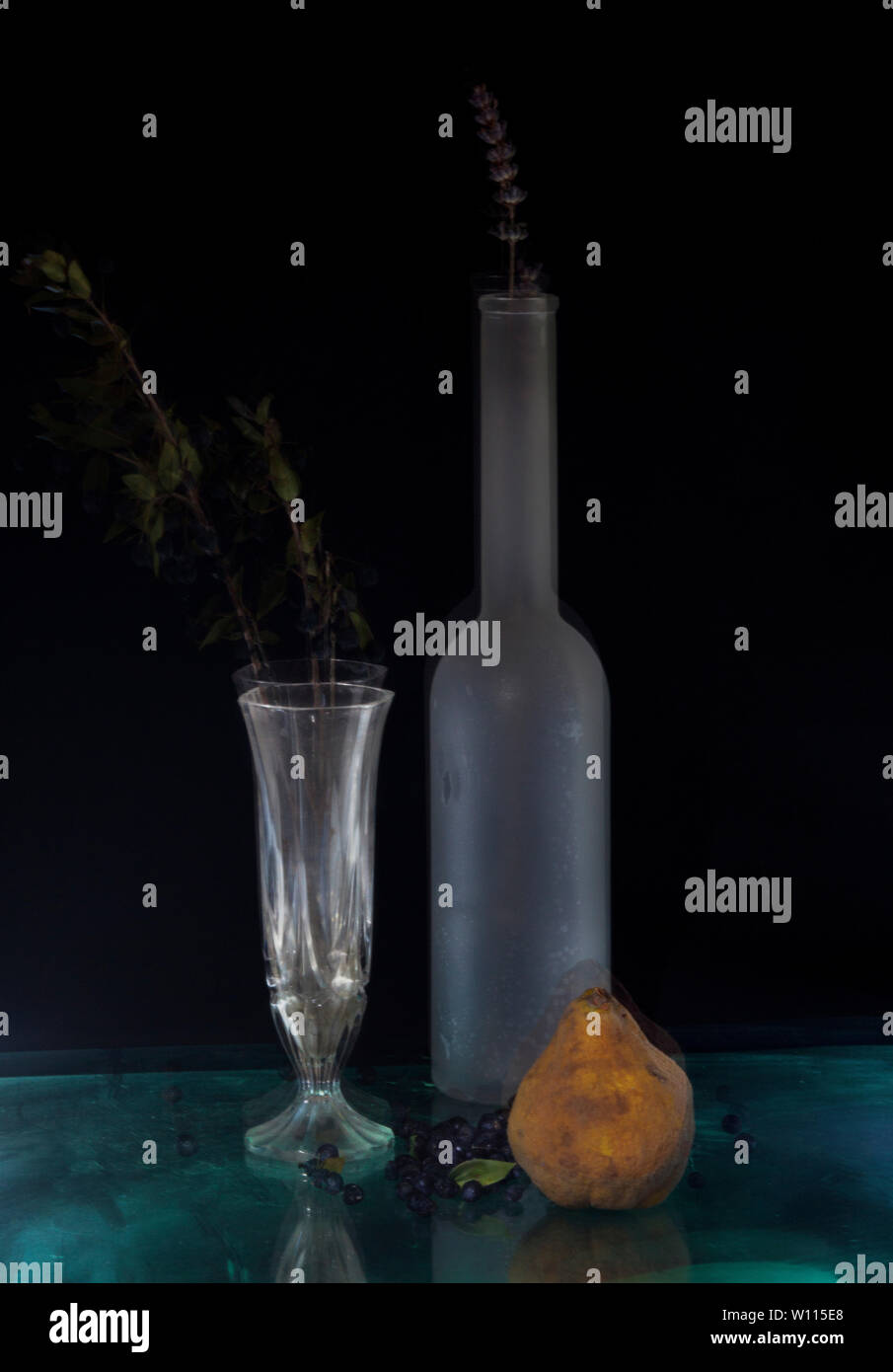 Immer noch Leben - Vase, Blumen und Früchte auf schwarzem Hintergrund Stockfoto