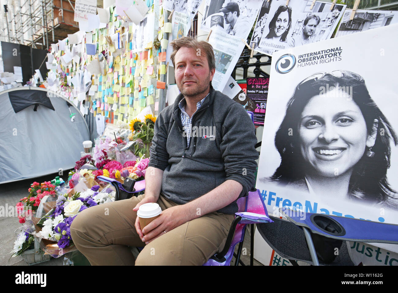 Richard Ratcliffe, der Ehemann von inhaftierten Nazanin Zaghari Ratcliffe, außerhalb der iranischen Botschaft in Knightsbridge, London. Ratcliffe hat heute beendet seinen Hungerstreik nach seinem inhaftierten Frau ihren eigenen hunger Streik beendet nach 15 Tagen in einem iranischen Gefängnis. Stockfoto