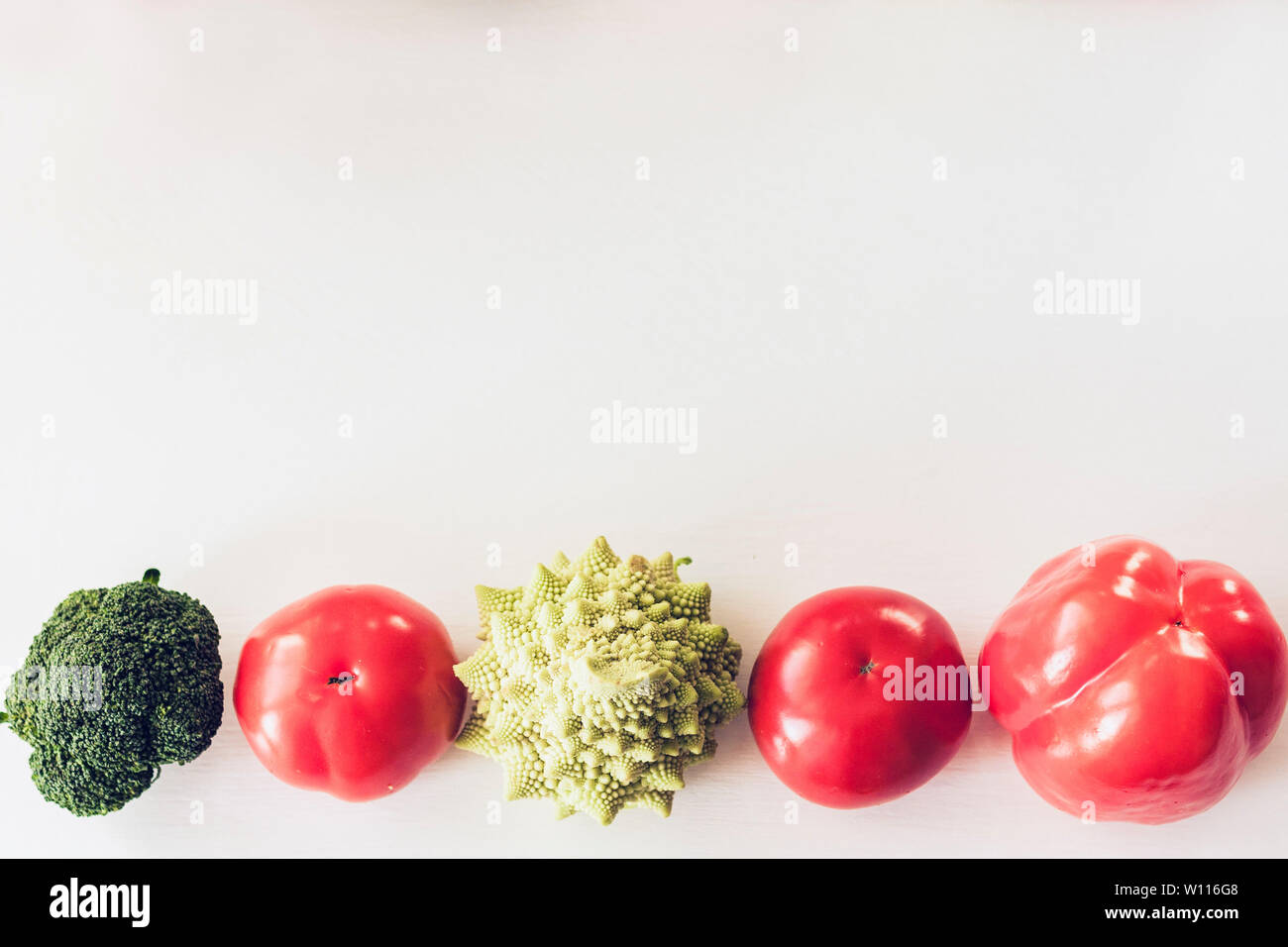 Auf Basis pflanzlicher Rohkost Gemüse der Saison Hintergrund, veganes Essen Zutaten zum Kochen, Ansicht von oben Stockfoto