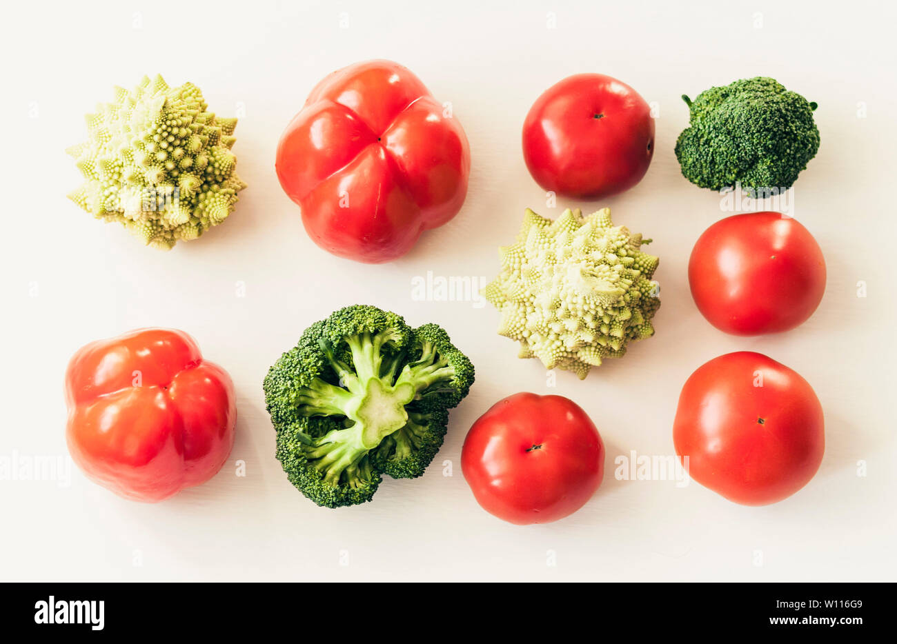 Auf Basis pflanzlicher Rohkost Gemüse der Saison Hintergrund, veganes Essen Zutaten zum Kochen, Ansicht von oben Stockfoto