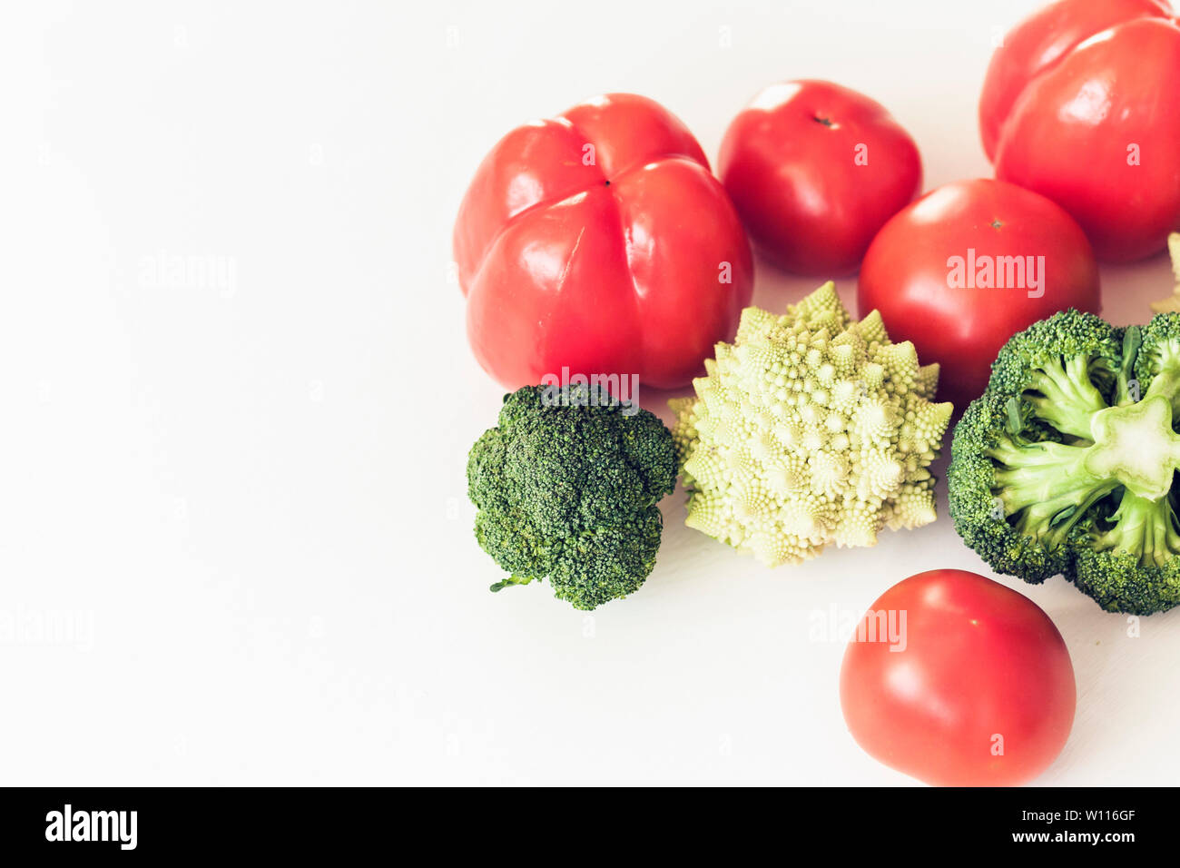 Auf Basis pflanzlicher Rohkost Gemüse der Saison Hintergrund, veganes Essen Zutaten zum Kochen, Ansicht von oben Stockfoto
