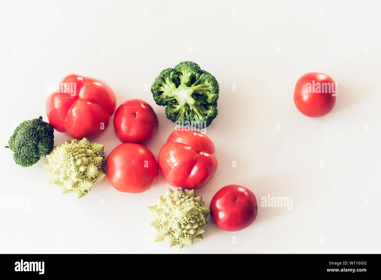 Auf Basis pflanzlicher Rohkost Gemüse der Saison Hintergrund, veganes Essen Zutaten zum Kochen, Ansicht von oben Stockfoto