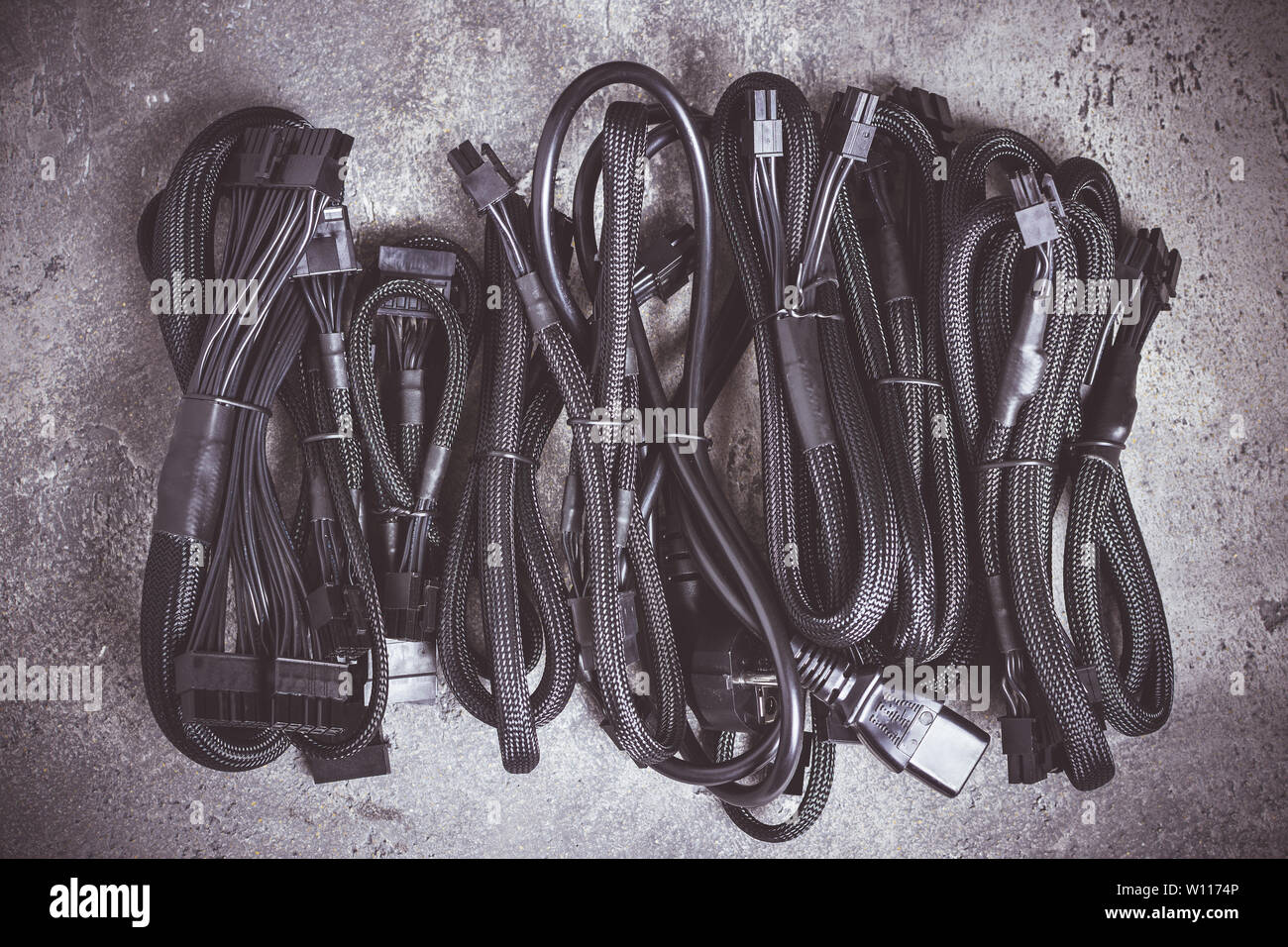 Netzteil Kabel für die Stromversorgung des Steuergeräts auf dunklem Hintergrund Stockfoto